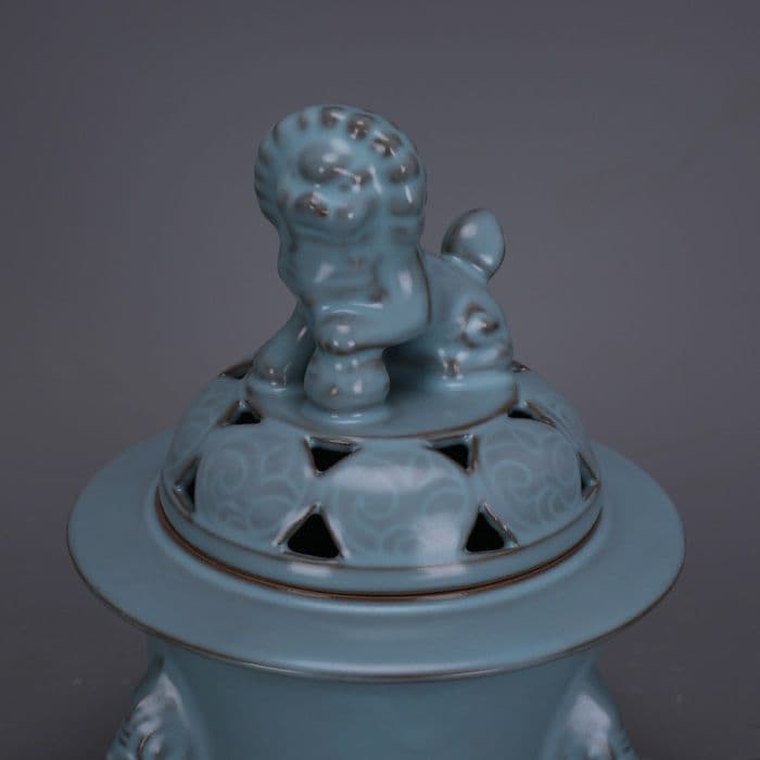 汝窯鉄胎青釉彫り彫り三本足香炉 景徳鎮 陶磁器 装飾品 現代工芸品 美術品 置物