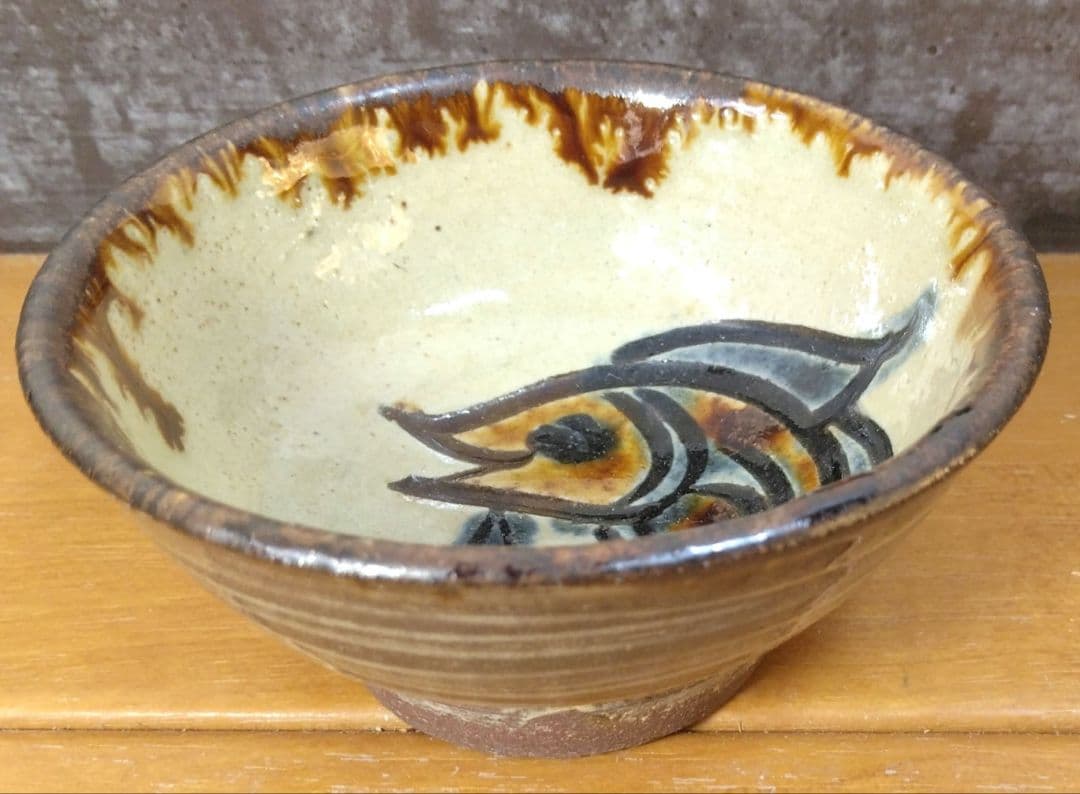 人間国宝 金城次郎 壷屋焼ぐい呑 栞 共箱 美品 大人気笑魚紋 やちむん 壺屋焼