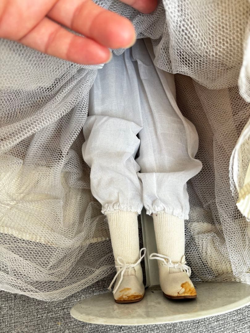 フリル装飾のドール