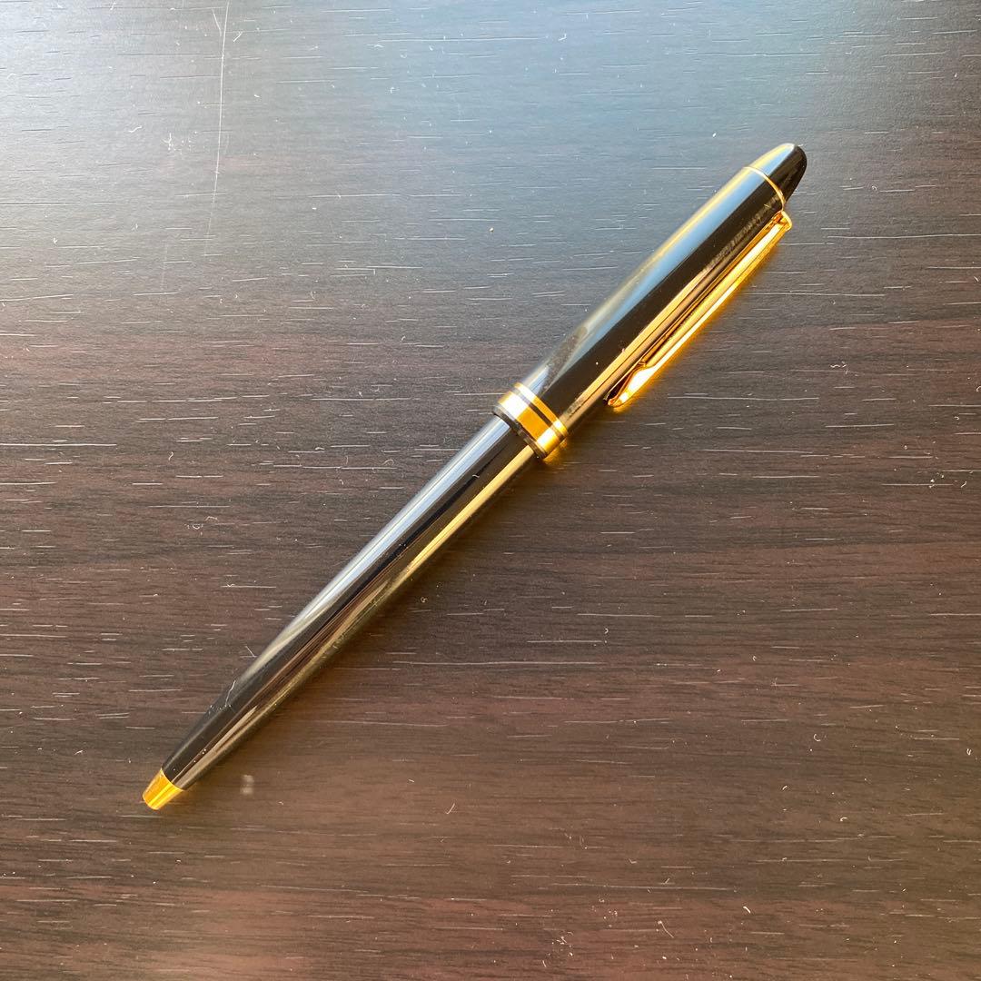 黒いボールペン 金色の金具付き ドイツ製