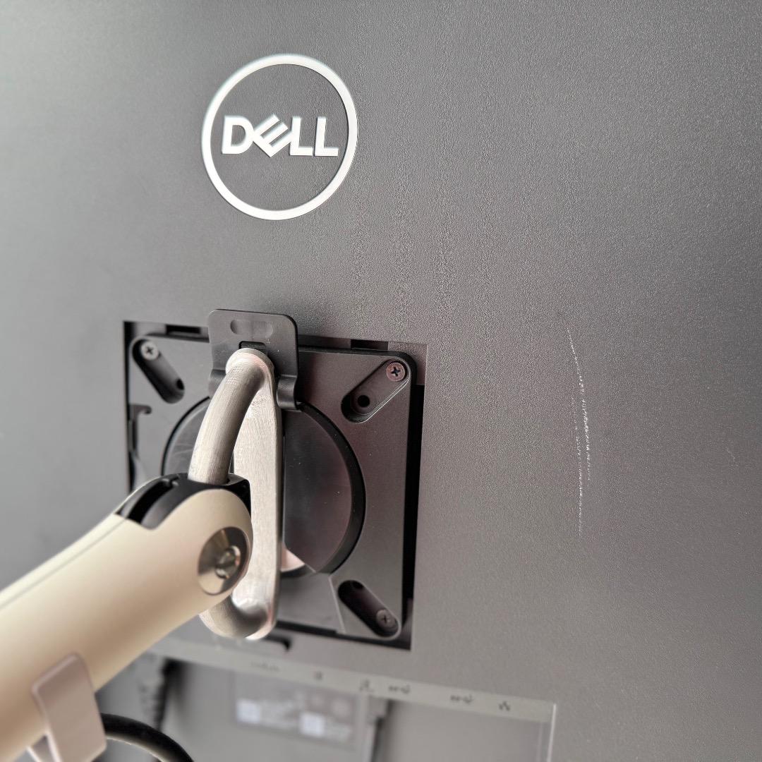 Dell P3222QE 31.5インチ 4K ＋ ハーマンミラー フロー