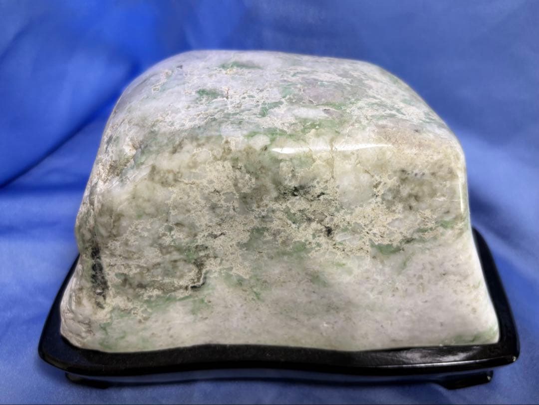 糸魚川産 翡翠原石 （２ｋｇ超）台座付