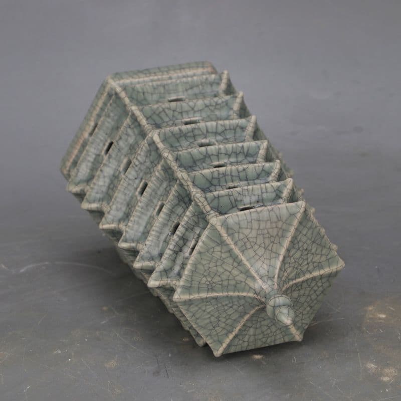 汝窯青釉開片清涼寺宝塔 置物 陶磁器 装飾品 工芸品 美術品 置物