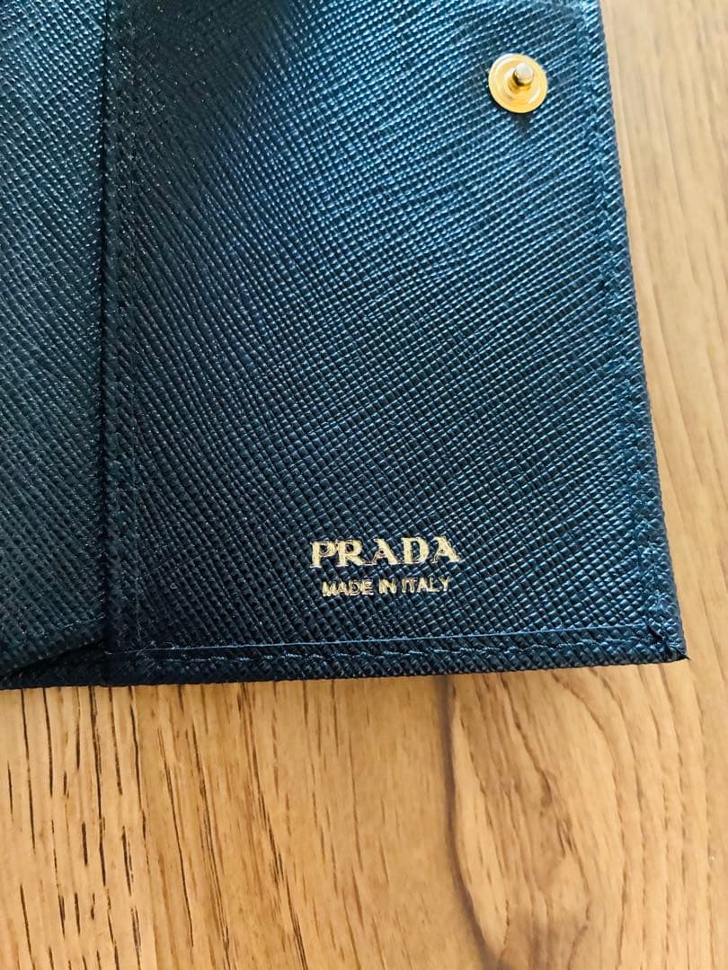 PRADA ブラック 二つ折り財布 サフィアーノレザー　プラダ