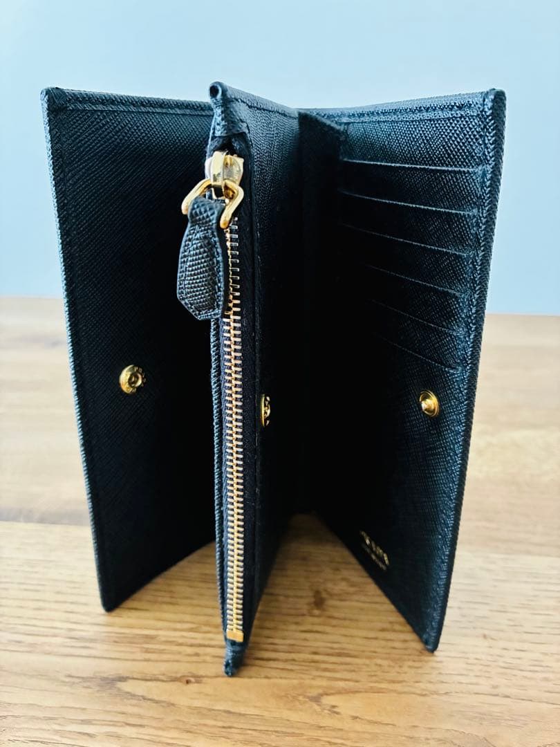 PRADA ブラック 二つ折り財布 サフィアーノレザー　プラダ