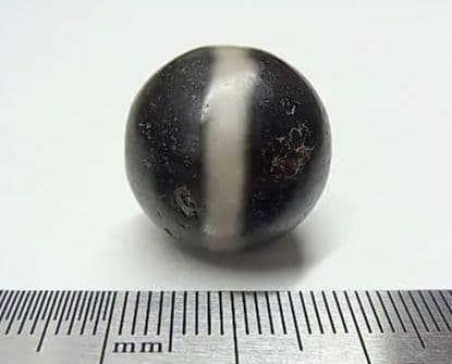 ★K2501★アンティーク　白帯　19ミリ　丸ビーズ　護符アミュレット　薬師玉