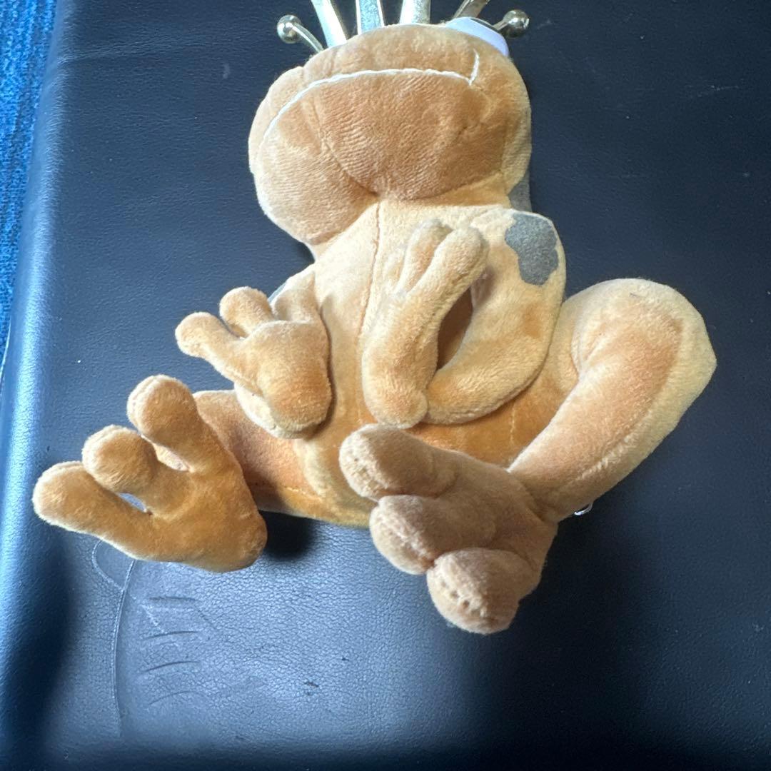 王冠付きカエルのぬいぐるみ