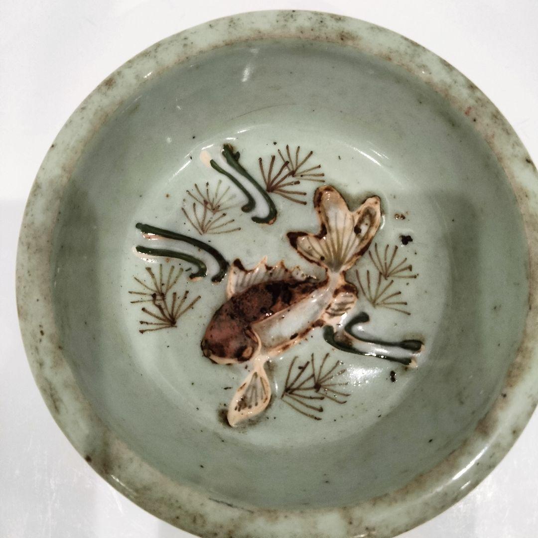 v140　青磁鉢 金魚文彫刻 在銘 極上浮彫金魚図 深皿　Q