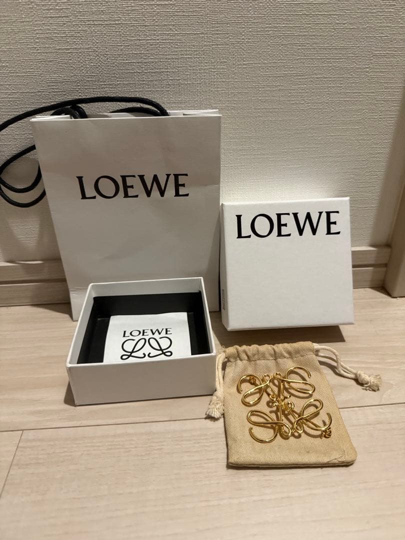 ロエベアナグラムブローチ【ゴールド】