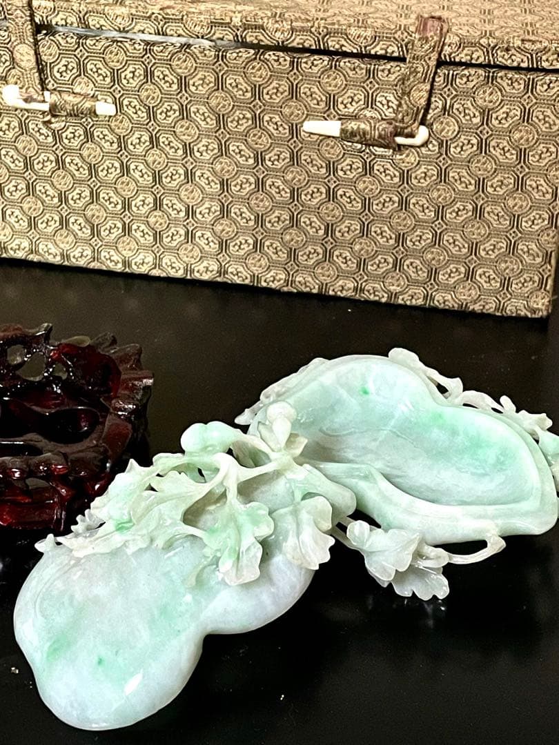 中国美術　翡翠彫刻　瓢箪と蔓　香合　台座付　箱有り