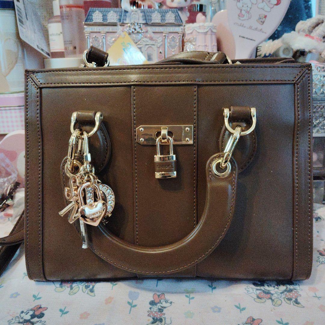 SNIDEL ブラウン ショルダーバッグと、チャーム付き
