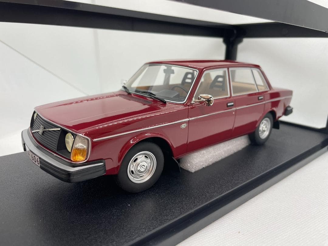 104-048 Cult 1/18 ボルボ 244DL red 1975