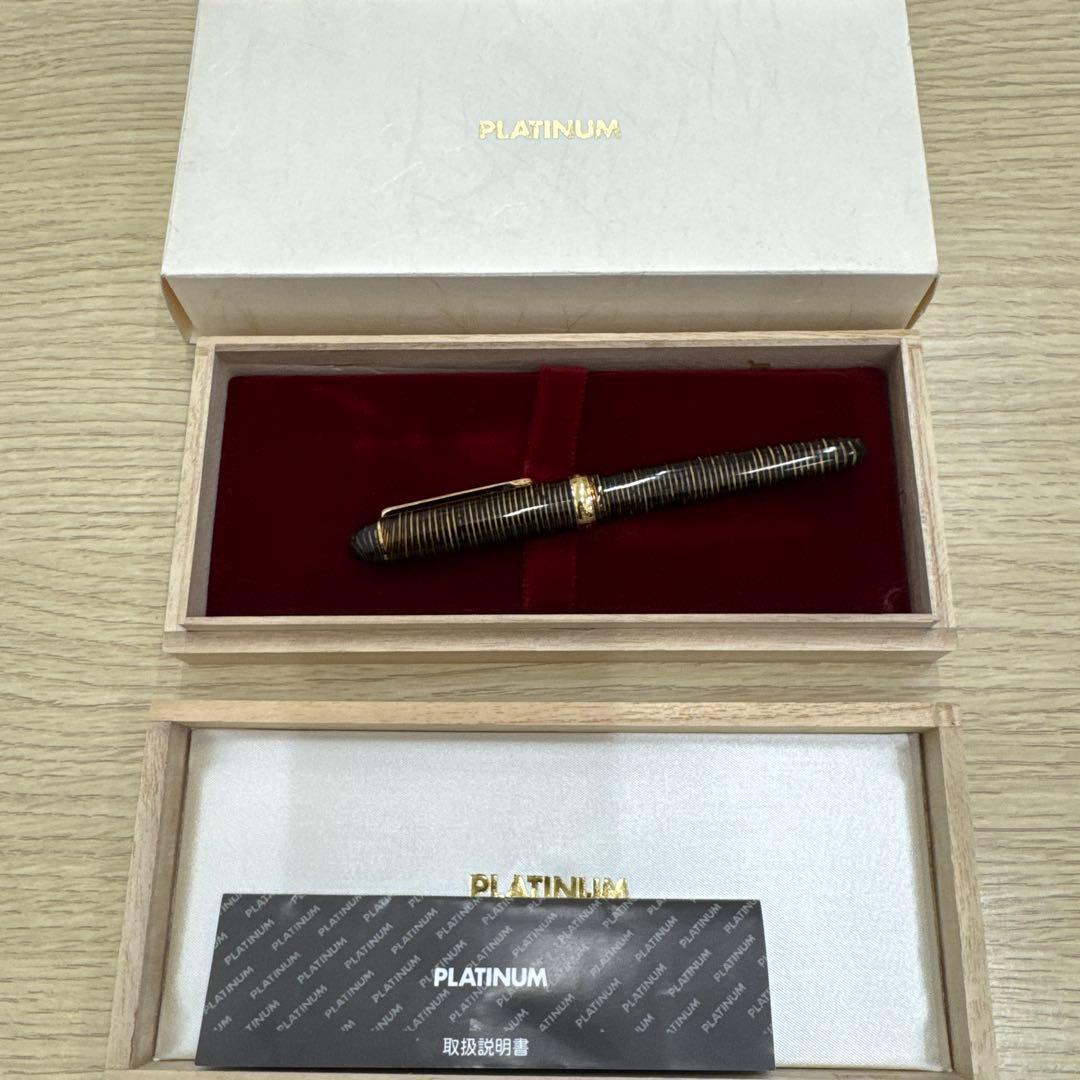 PLATINUM 万年筆 黒と金のストライプ