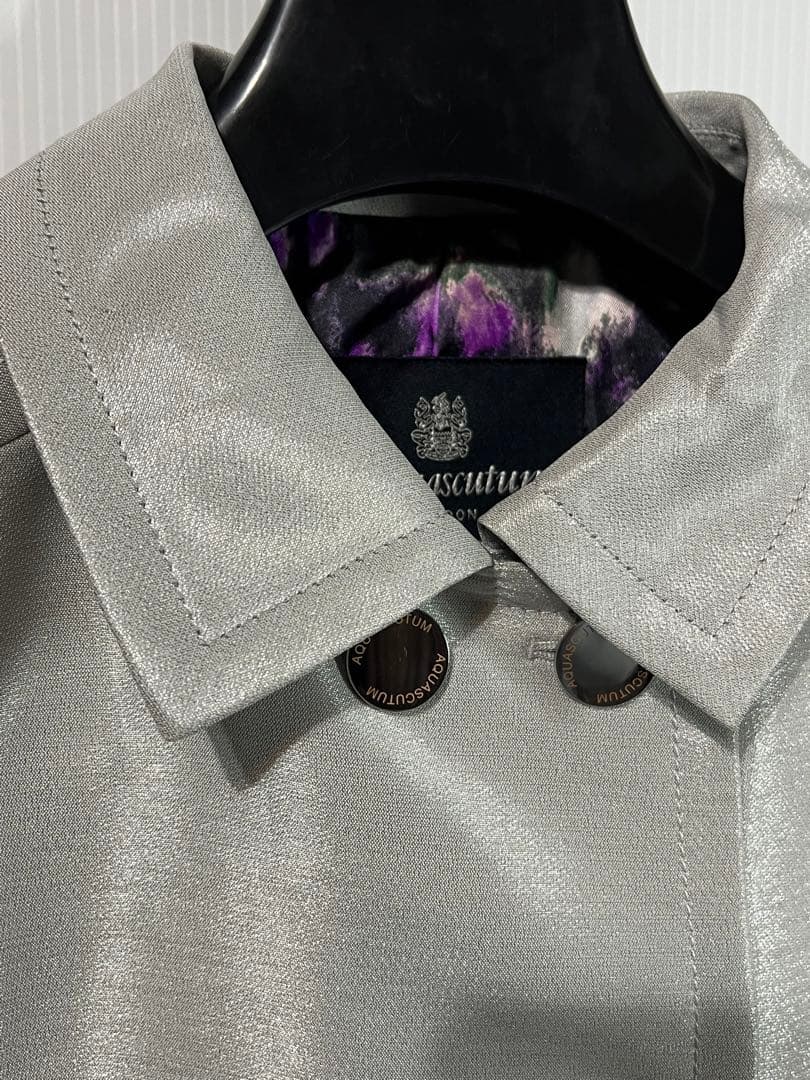 アクアスキュータム　光沢のあるチェスターコート サイズ10【11号相当】美麗品