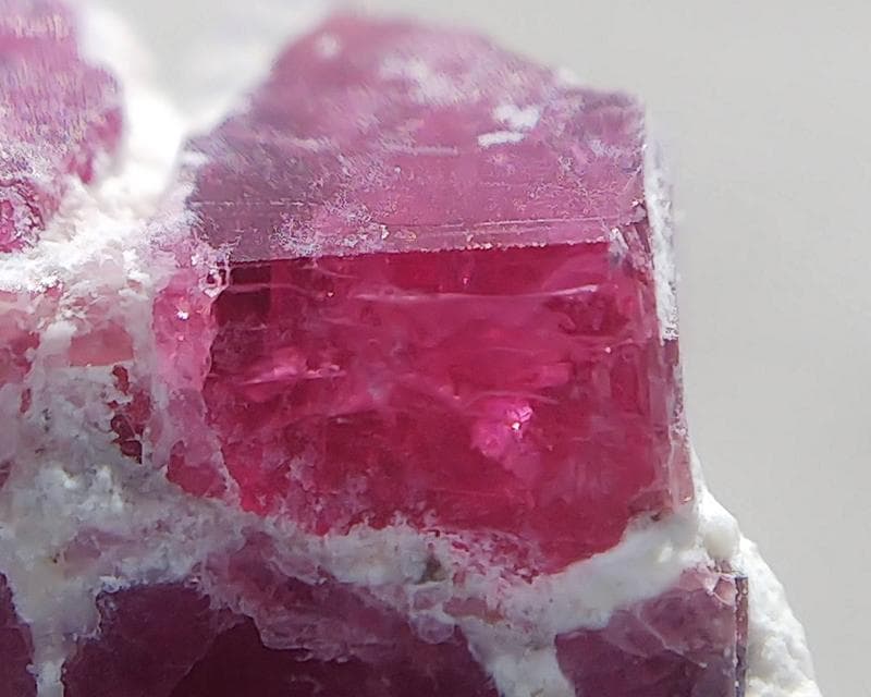 297 レッドベリル クラスター ビクスバイト レッドエメラルド 母岩付き 標本