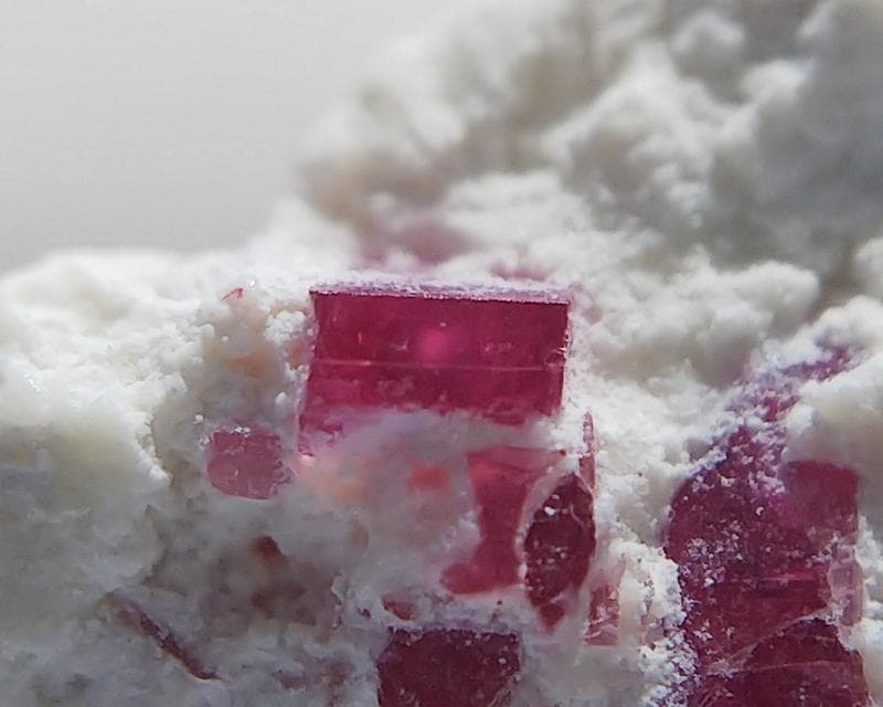 297 レッドベリル クラスター ビクスバイト レッドエメラルド 母岩付き 標本