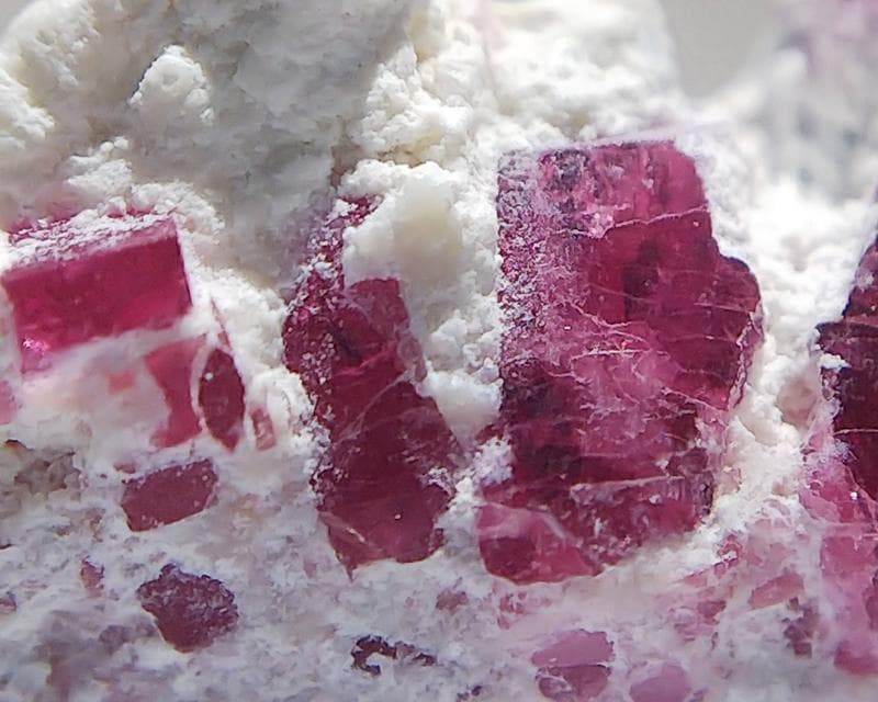 297 レッドベリル クラスター ビクスバイト レッドエメラルド 母岩付き 標本