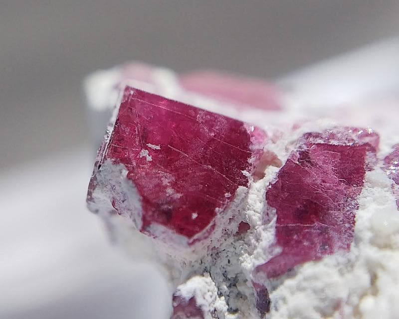 297 レッドベリル クラスター ビクスバイト レッドエメラルド 母岩付き 標本