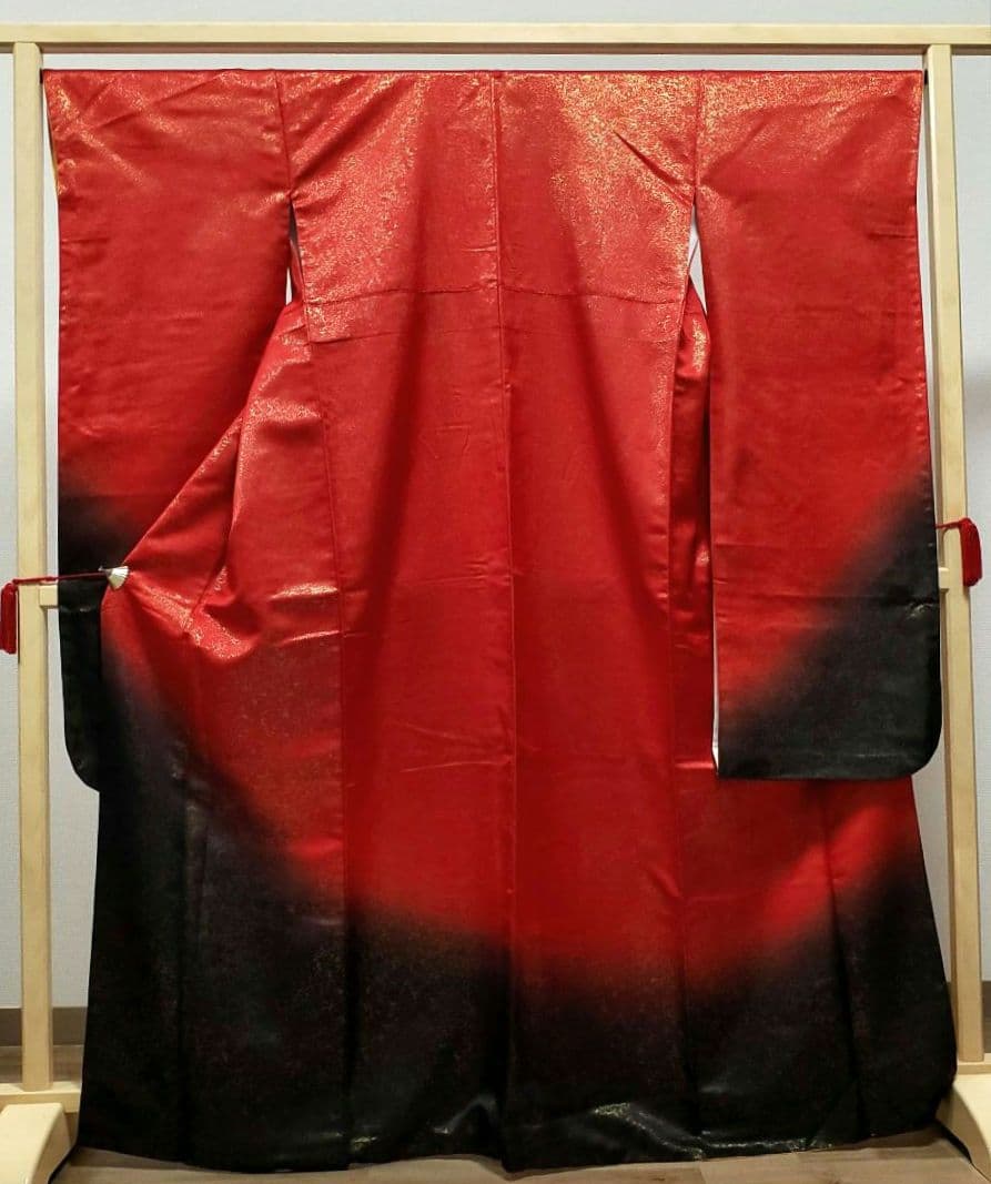 C 豪華 シンプルデザイン 金通し 赤 黒 正絹 振袖 成人式 着物