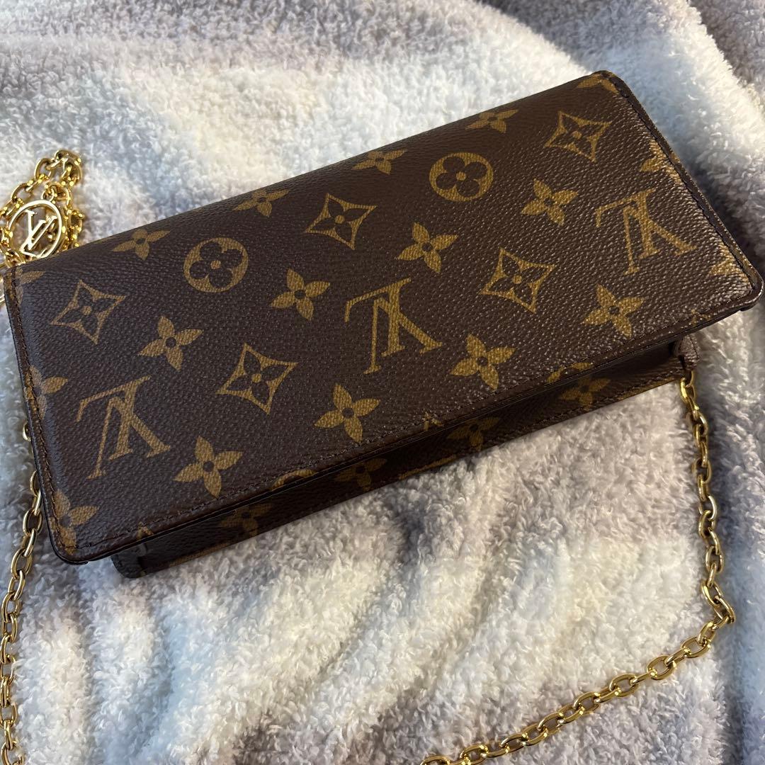 VUITTON チェーンミニバッグ