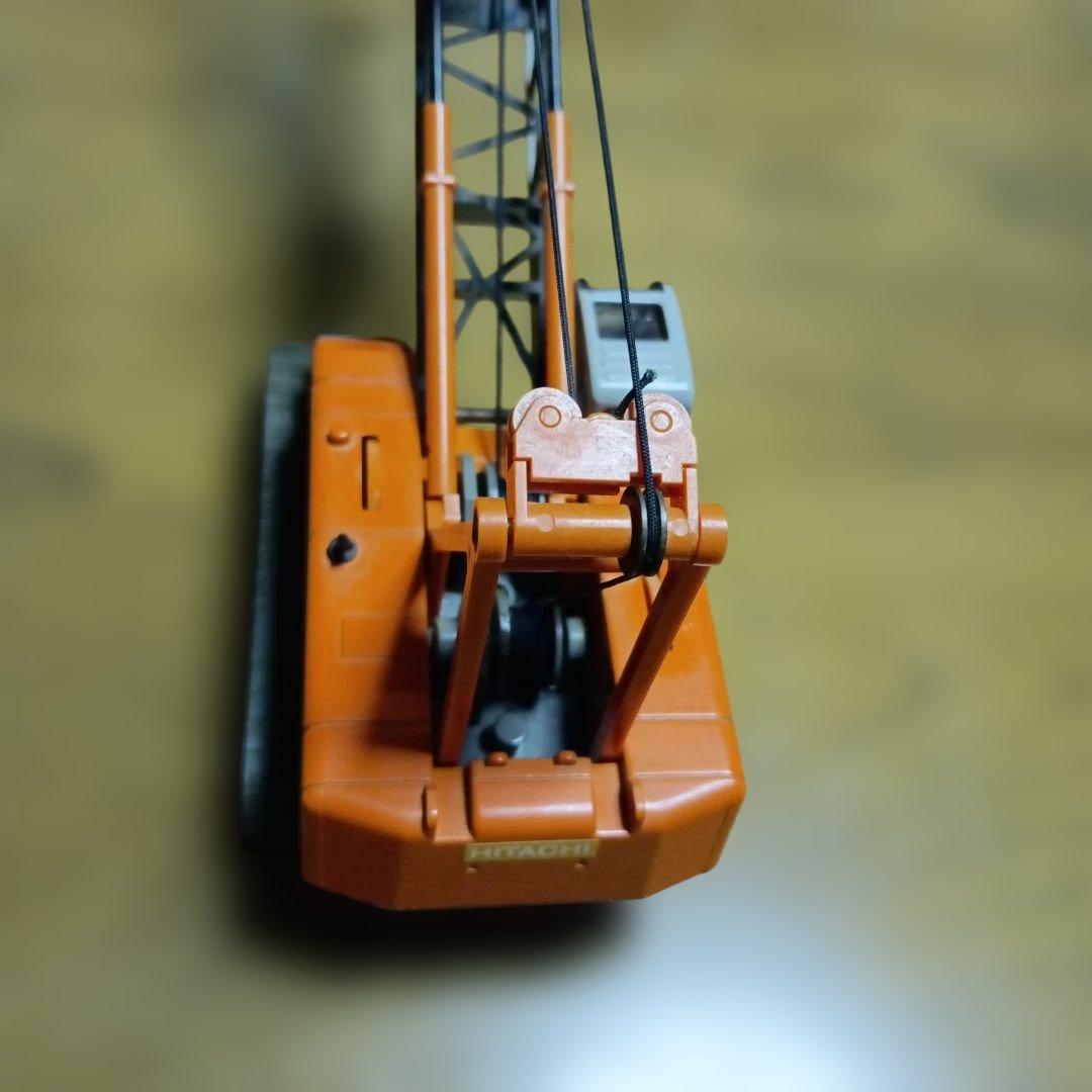 日立 クレーン車 オレンジ色