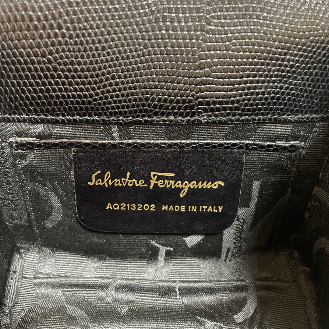 フェラガモ　ヴァラ　ミニバッグ　チェーン付き