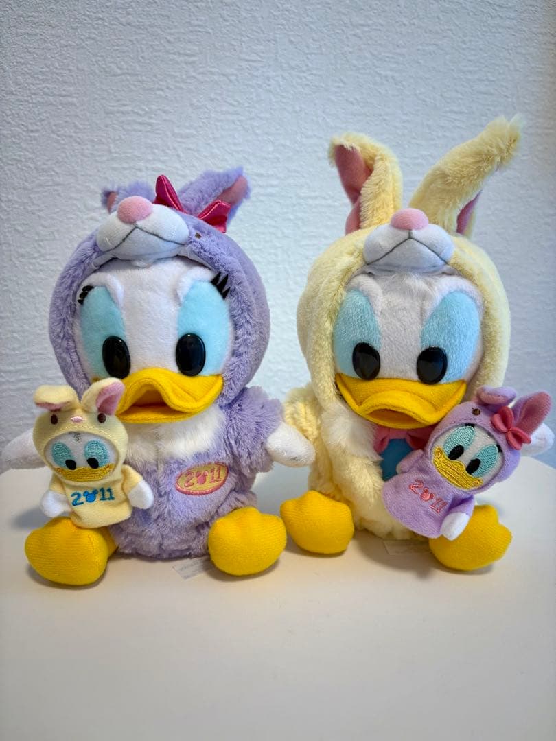 2011年バージョン！デイジーダック ぬいぐるみ ウサギコスチューム 2体セット