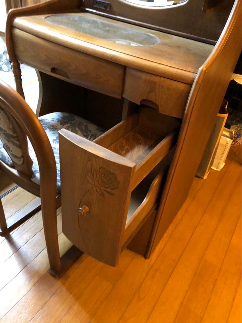 更に、値下げ！クラシック木製ドレッサー・ミラー・照明付き