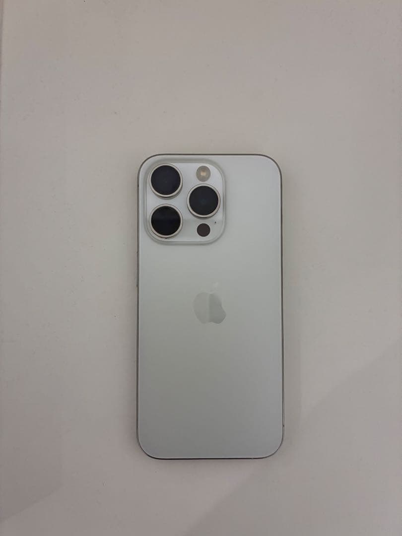 Apple iPhone 15Pro ホワイトチタニウム本体