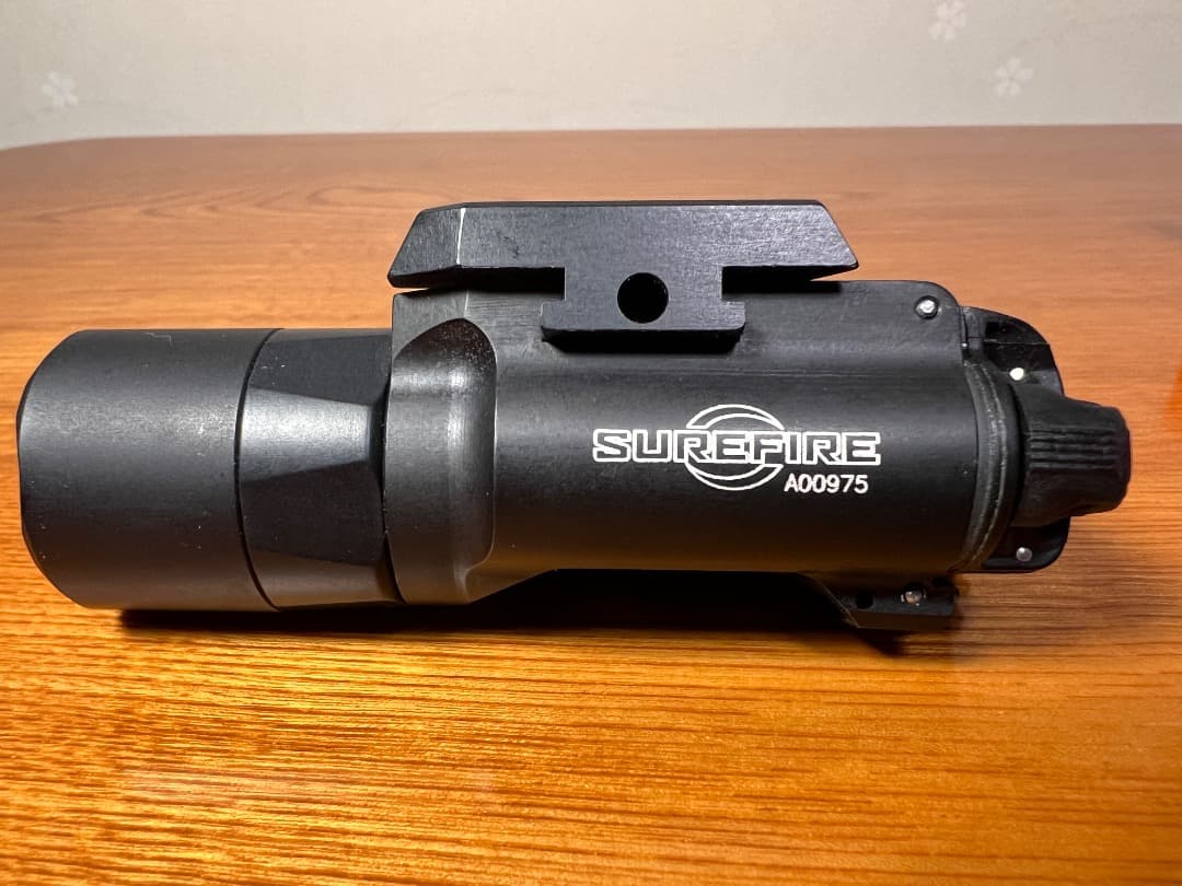 【実物】SUREFIRE X300 ULTRA LEDフラッシュライト