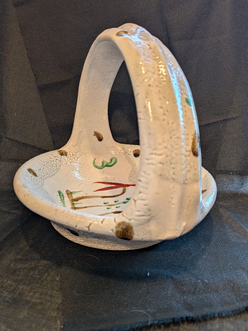 益子作家　松原直之さんの梅花皮赤絵手つき鉢。白地に赤絵が楽しい器です。