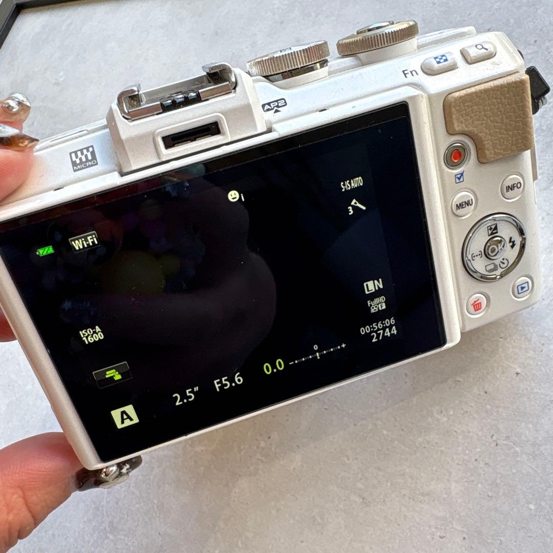 【美品】OLYMPUS PEN Lite E-PL7ミラーレスカメラ