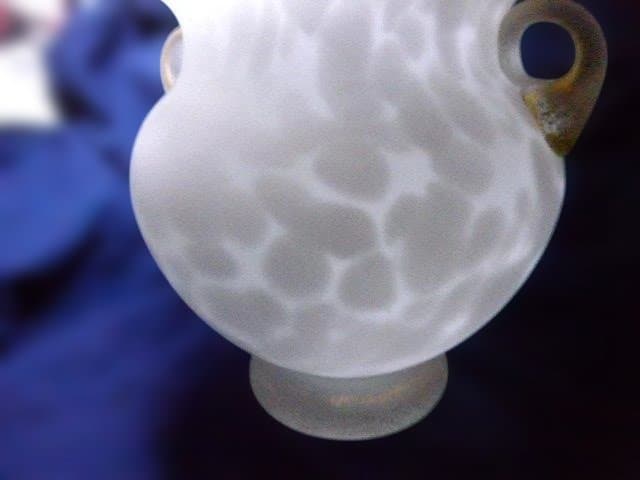 マーブル模様の持ち手付きガラス壺