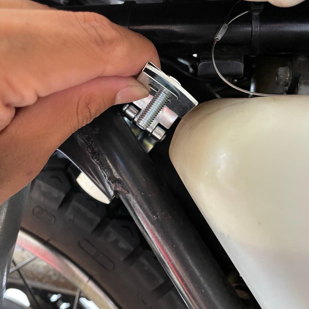 1リットル缶　オイル缶ホルダー　2スト　バイク　ドリンクホルダー　GT750