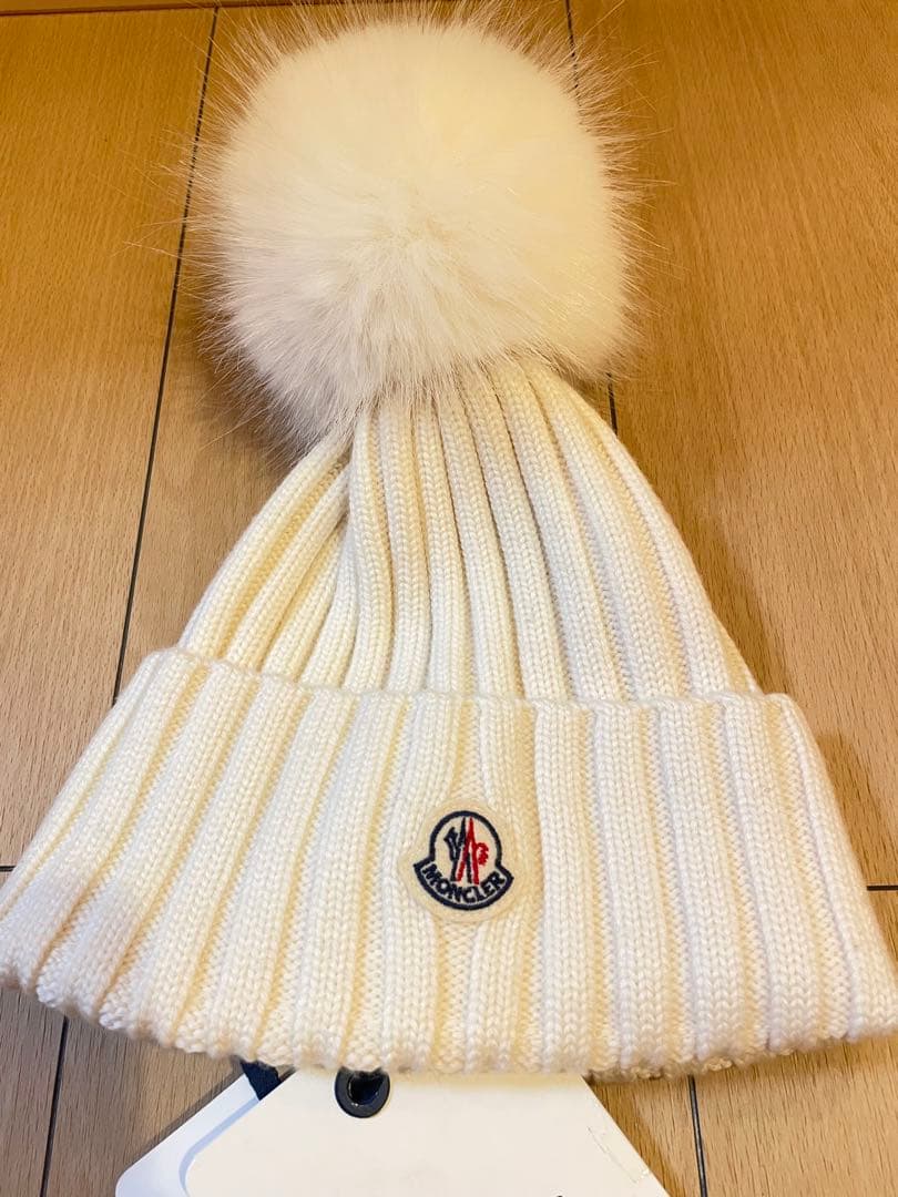 ✨新品未使用⭐️モンクレール　レディースニット帽 ファー付きポンポン