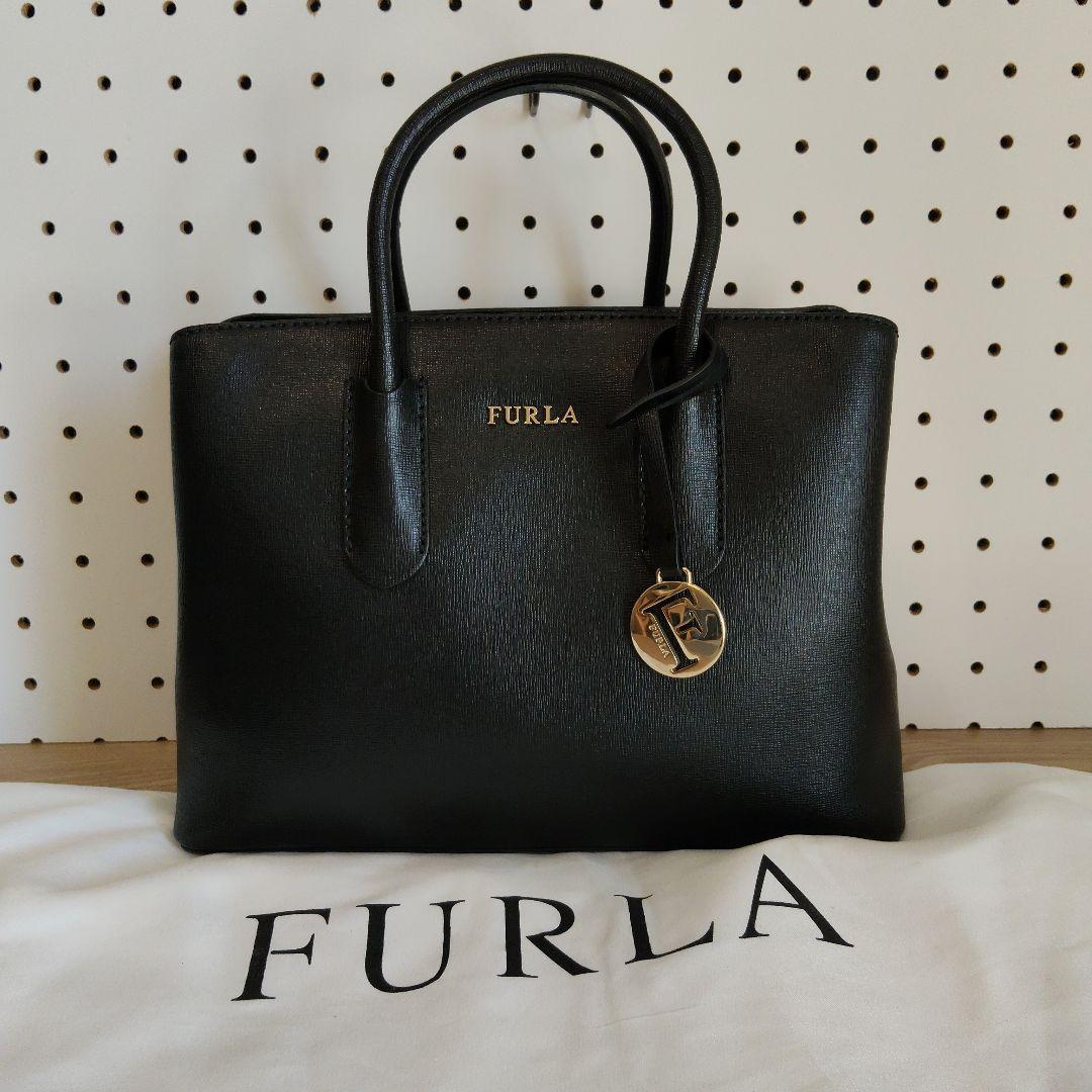 FURLA ブラック ハンドバッグ ショルダーストラップ付き