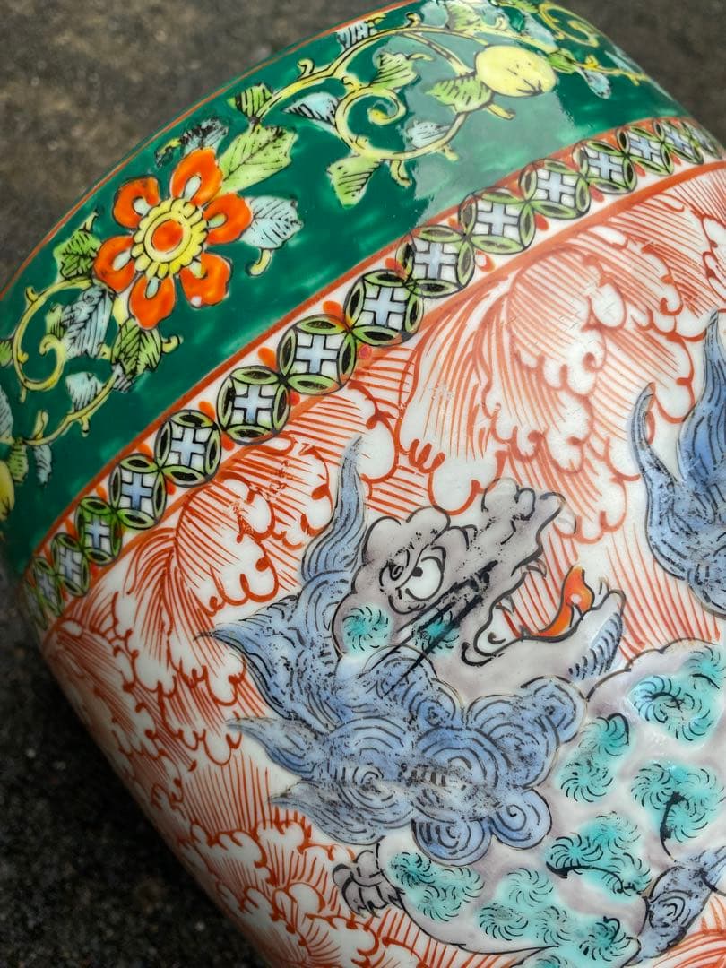 獅子の絵柄 陶器 植木鉢カバー