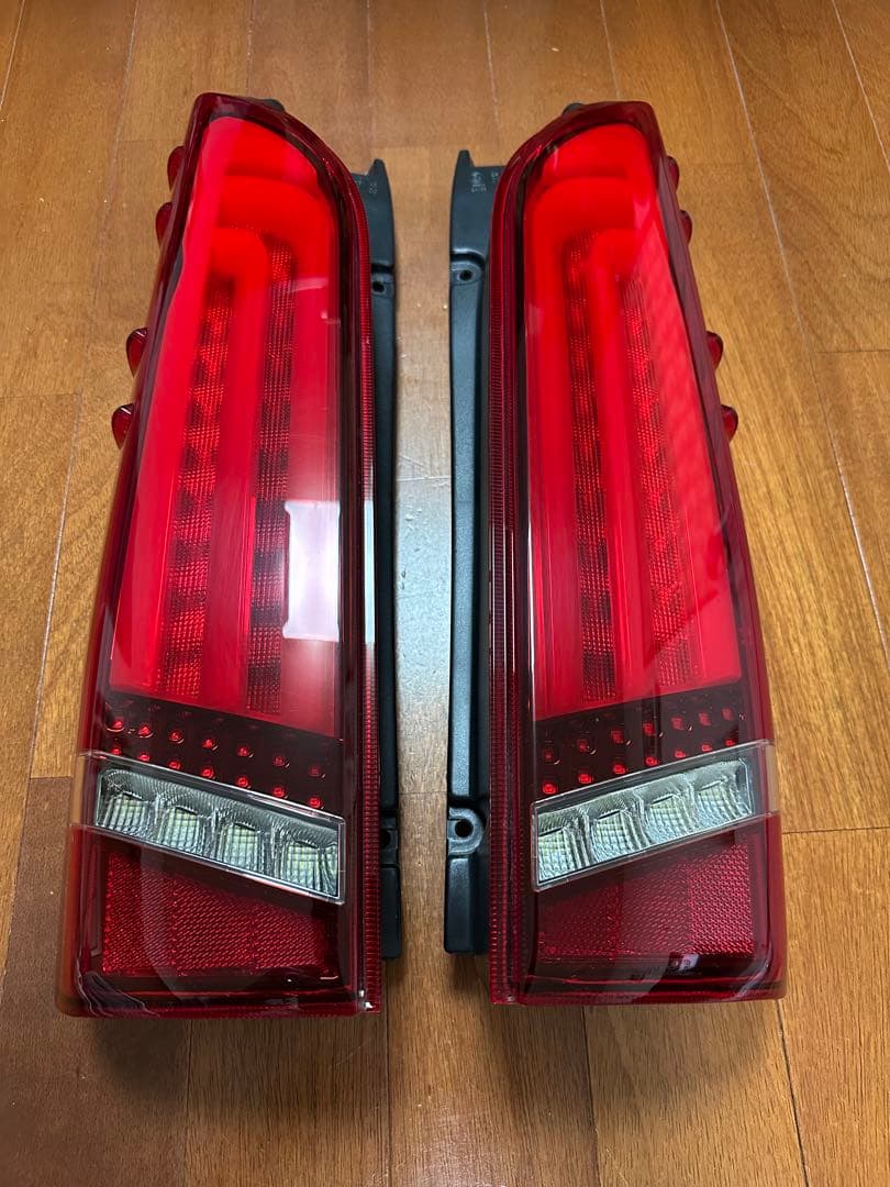 ヴァレンティ xトムス コラボ LED テール ランプハイエース 200系