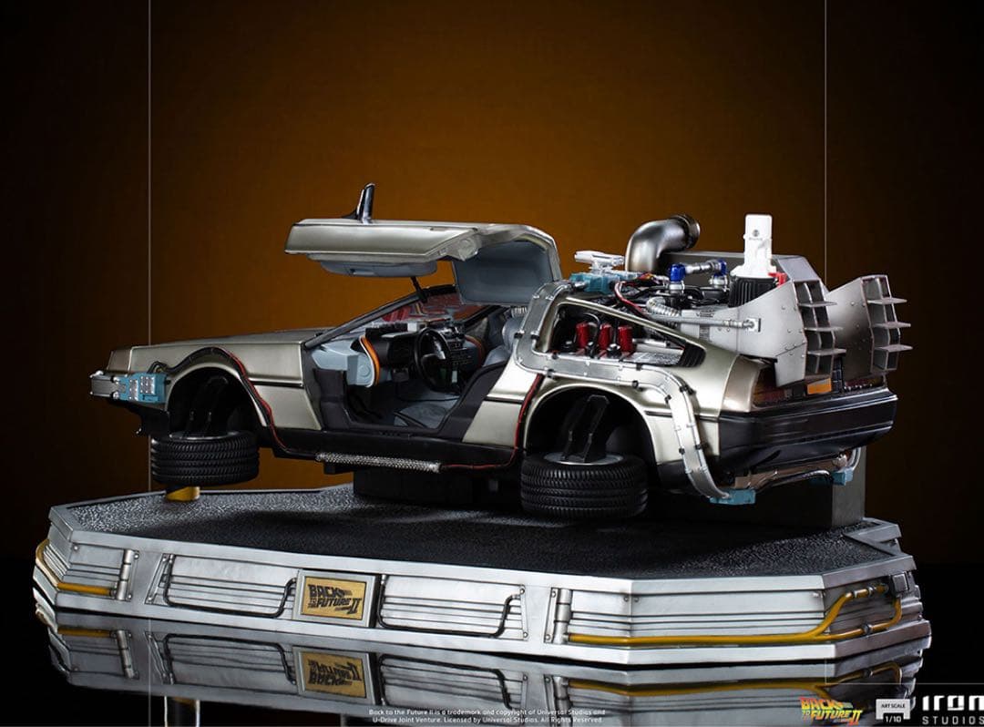 バックトゥザフューチャー２アートスケール１／１０スケール　デロリアンタイムマシン