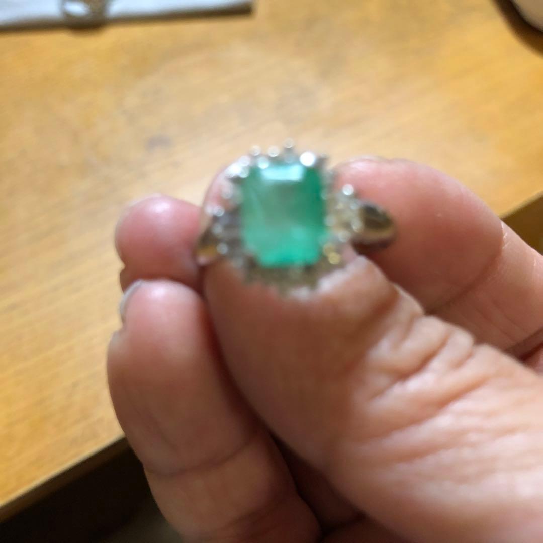 緑色の石の装飾リング 5g