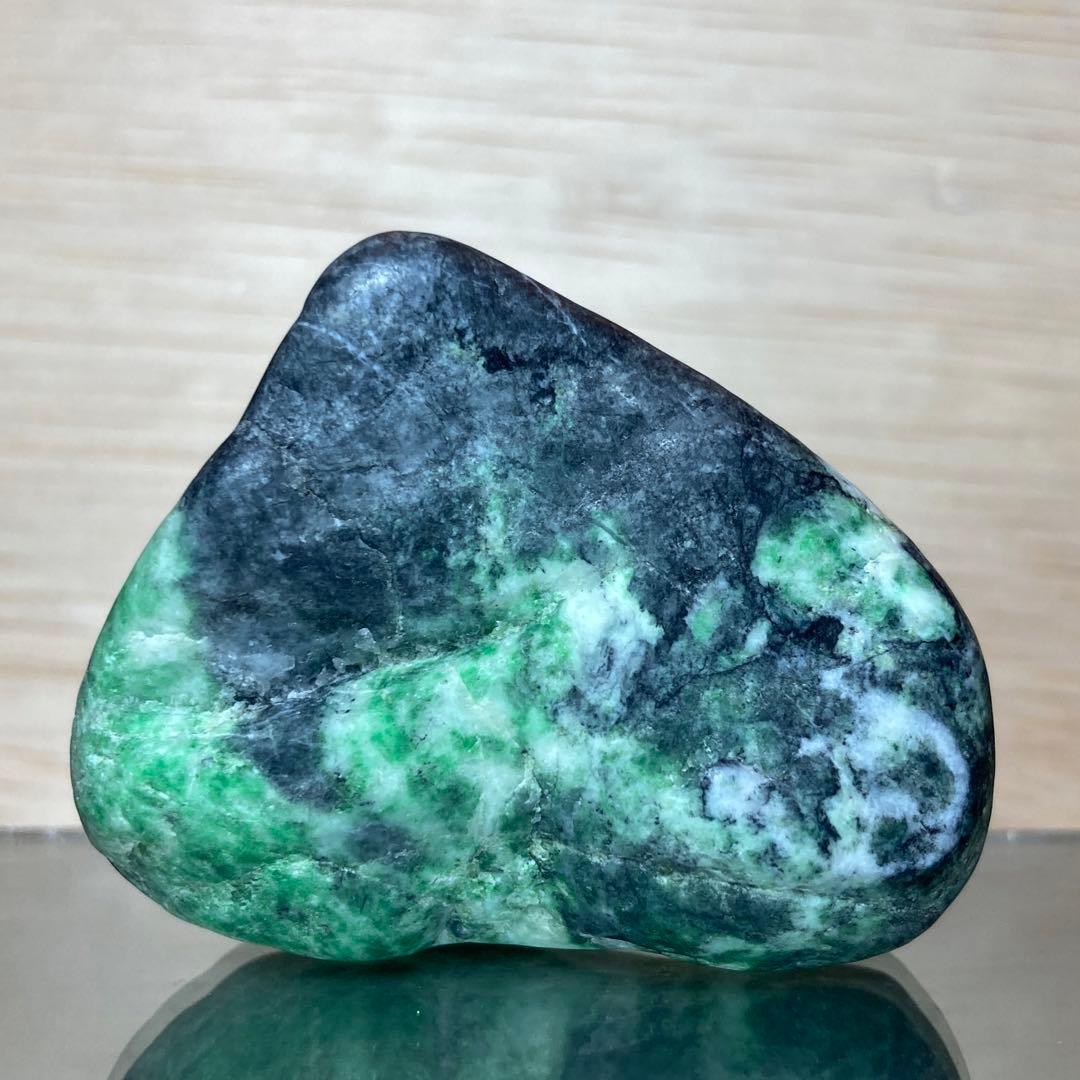 【専用品】糸魚川翡翠　黒×ミントグリーン　原石　105.7ｇ