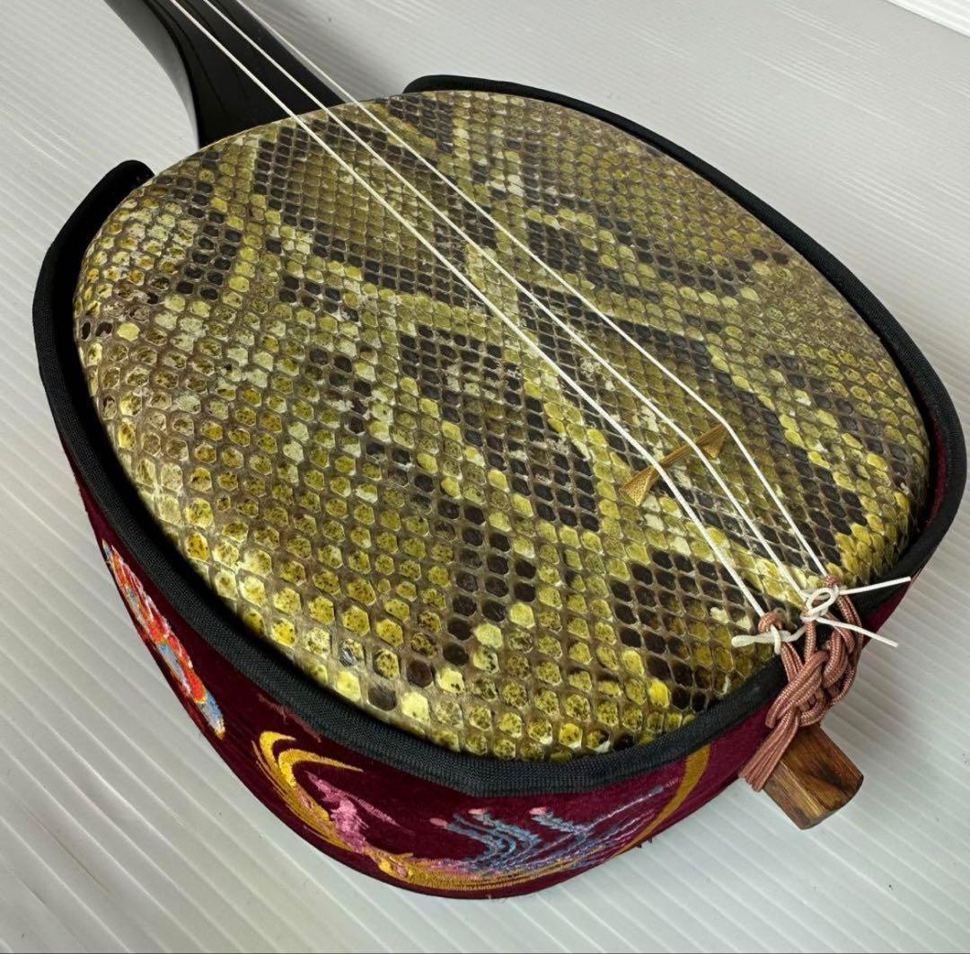 本日限定価格　沖縄三線　黒塗り　天然　蛇皮　ハードケース　和楽器