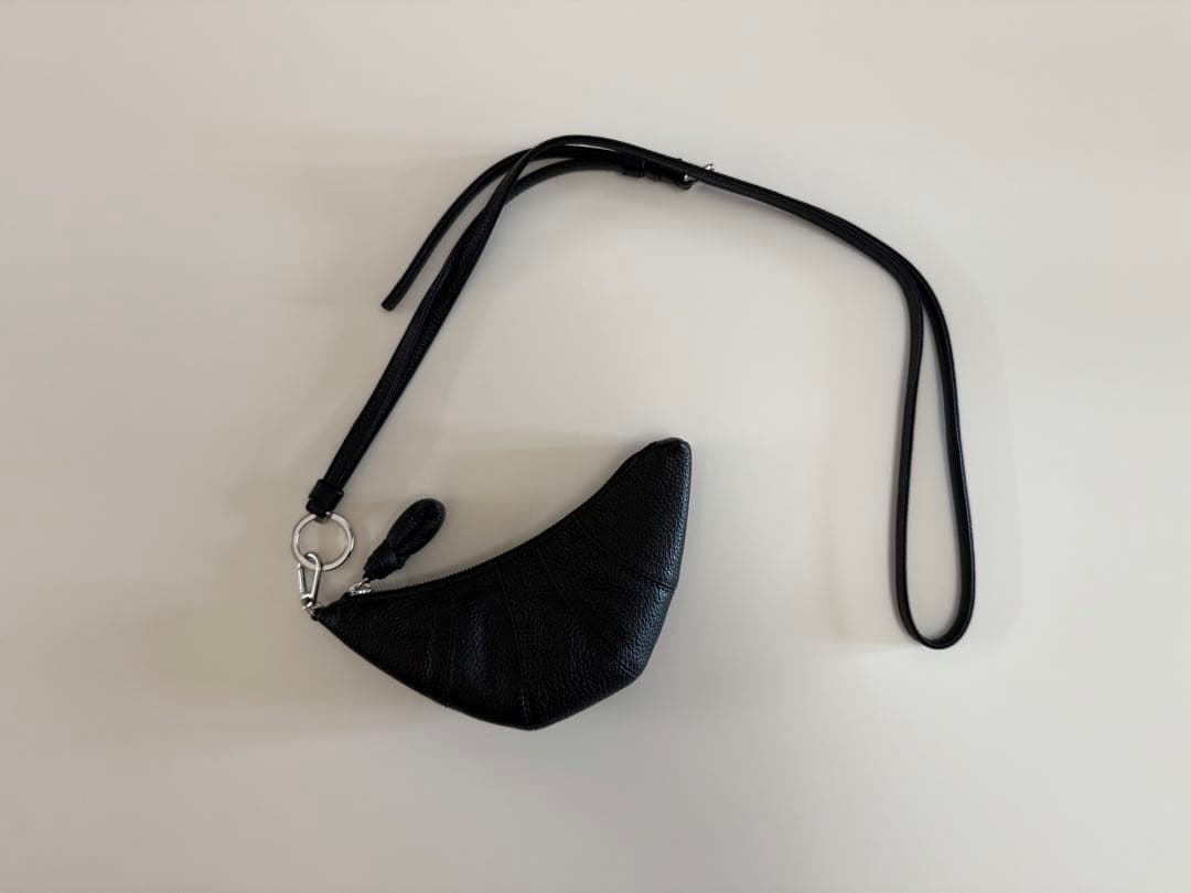 小物 CROSS-BODY CROISSANT COIN PURSE