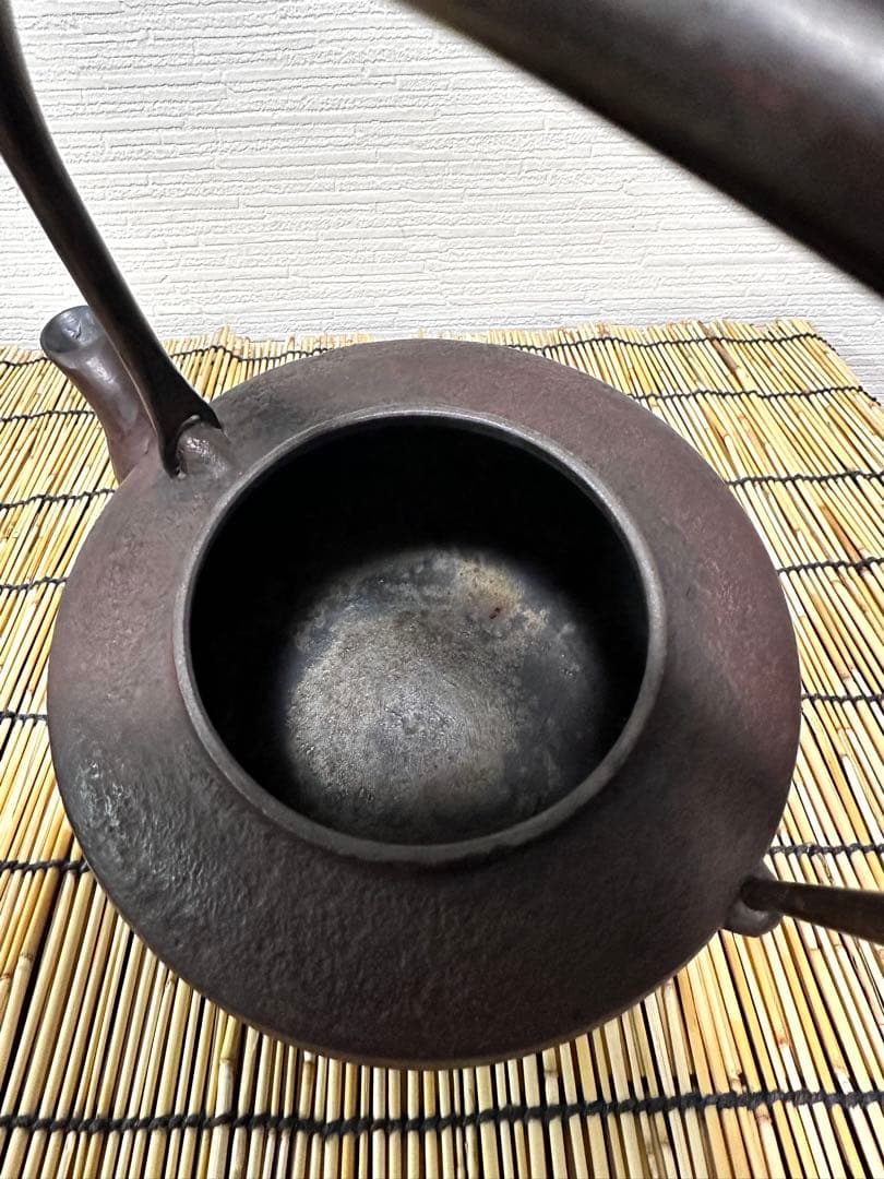 ＵＳＥＤ、良品　岩手県奥州 佐秋鋳造所 佐藤守巨造 真作保証　南部鉄瓶 南部鉄器