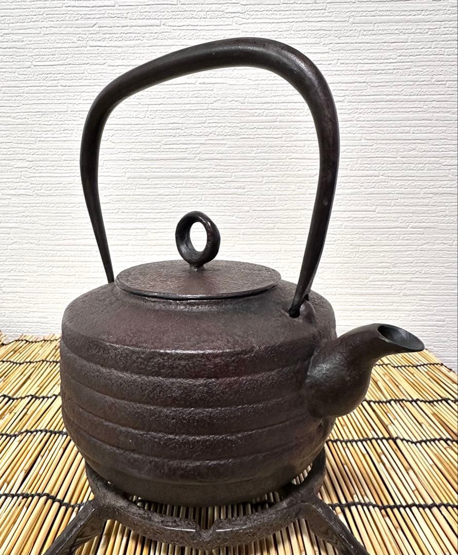 ＵＳＥＤ、良品　岩手県奥州 佐秋鋳造所 佐藤守巨造 真作保証　南部鉄瓶 南部鉄器