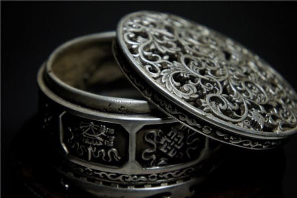 細密技巧！細工銀仕上製香炉 唐草蓋 八寶爐身 平底香爐 古道具