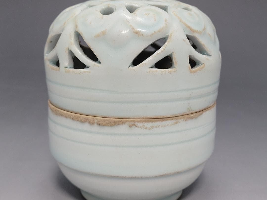 青白釉 陽透刻紋 蓋香炉 宋元時代 高さ約9.9cm