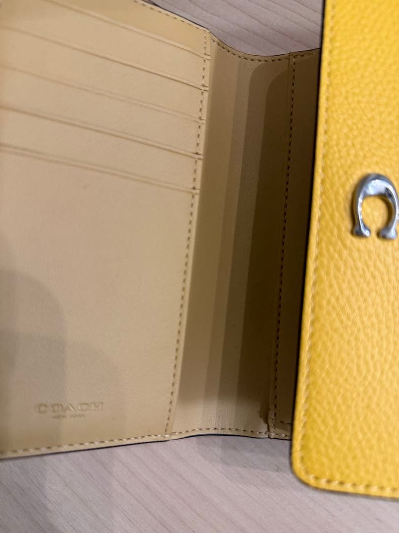 COACHコーチ三つ折り財布イエロー黄色ウォレット