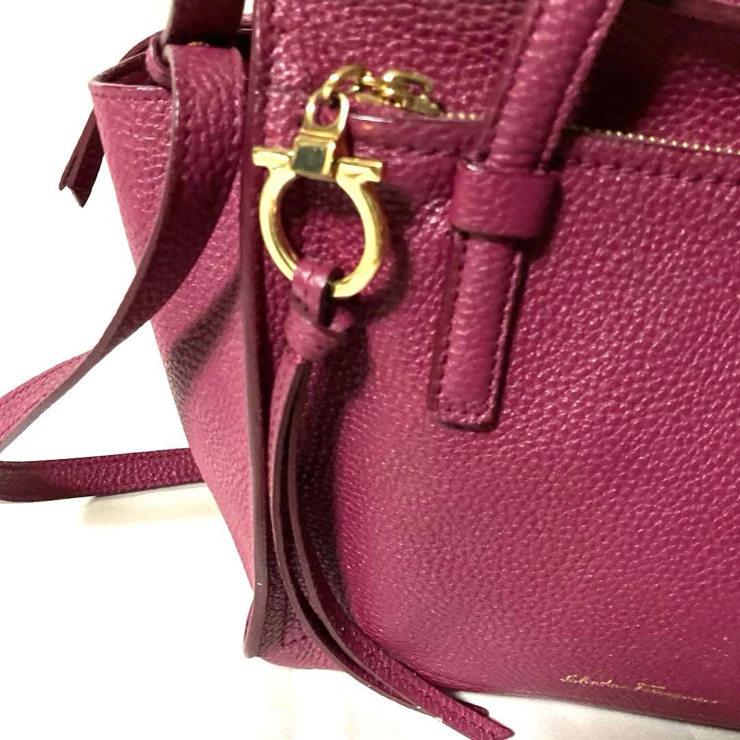 フェラガモ　イタリアンレザーハンドバッグ（バーガンディ）