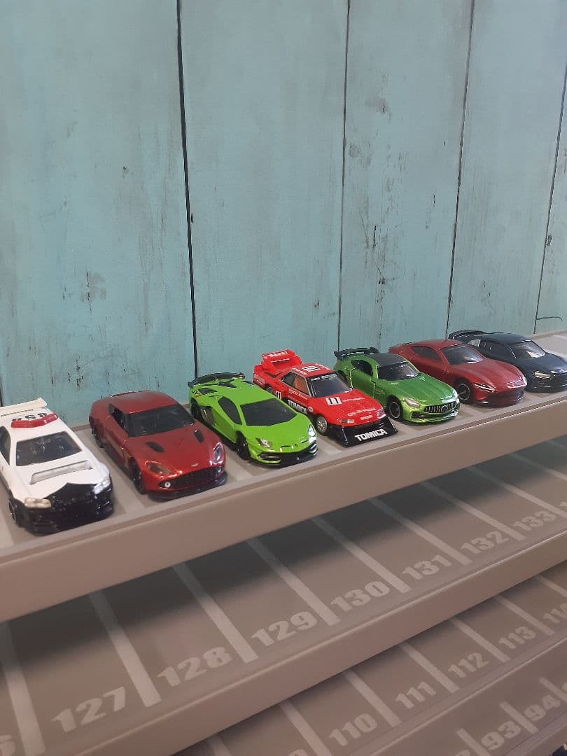 自作ミニカー収納棚9段168台ロータリー交差点付きトミカホットウィール